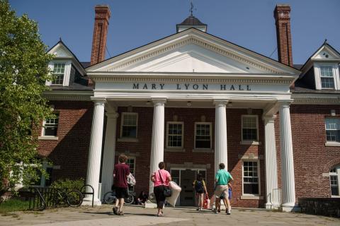 Students running to Mary Lyon hall